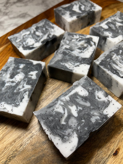 Activated Charcoal & Vanilla Soap Bar – Poppy Seeds, Goat's Milk, White Oak fragrance